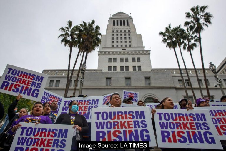 노동조합이 두 개의 투표권을 발표하며 LA 관광 노동자 임금 인상 분쟁 고조