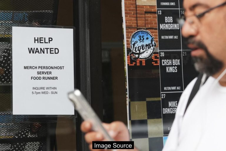 트럼프의 강경 무역정책에 기업들 채용 대폭 축소