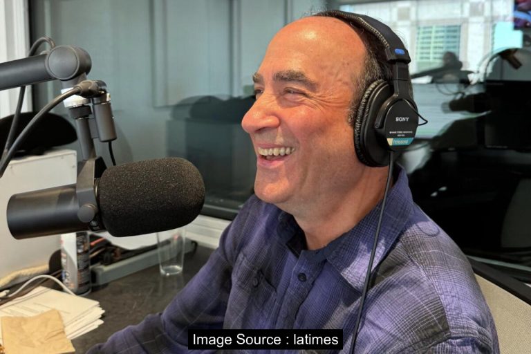 정치 보도에서 물러난 베이 에리어 선구적 방송국의 이유는?