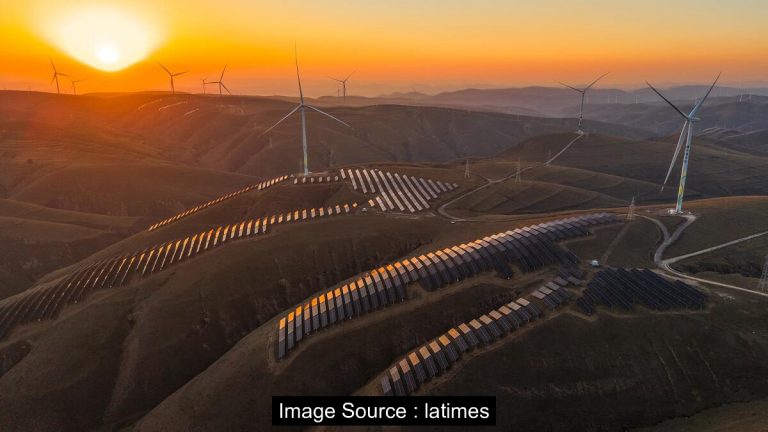 중국의 태양광 발전 용량이 올해 석탄을 넘어설 것으로 전망됩니다.