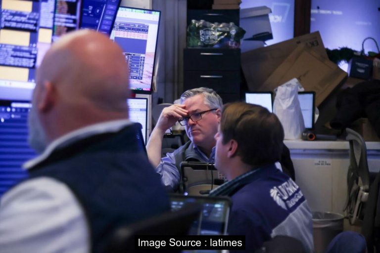 인공지능 혁신으로 위협받는 주식, 월스트리트가 매도에 나서다